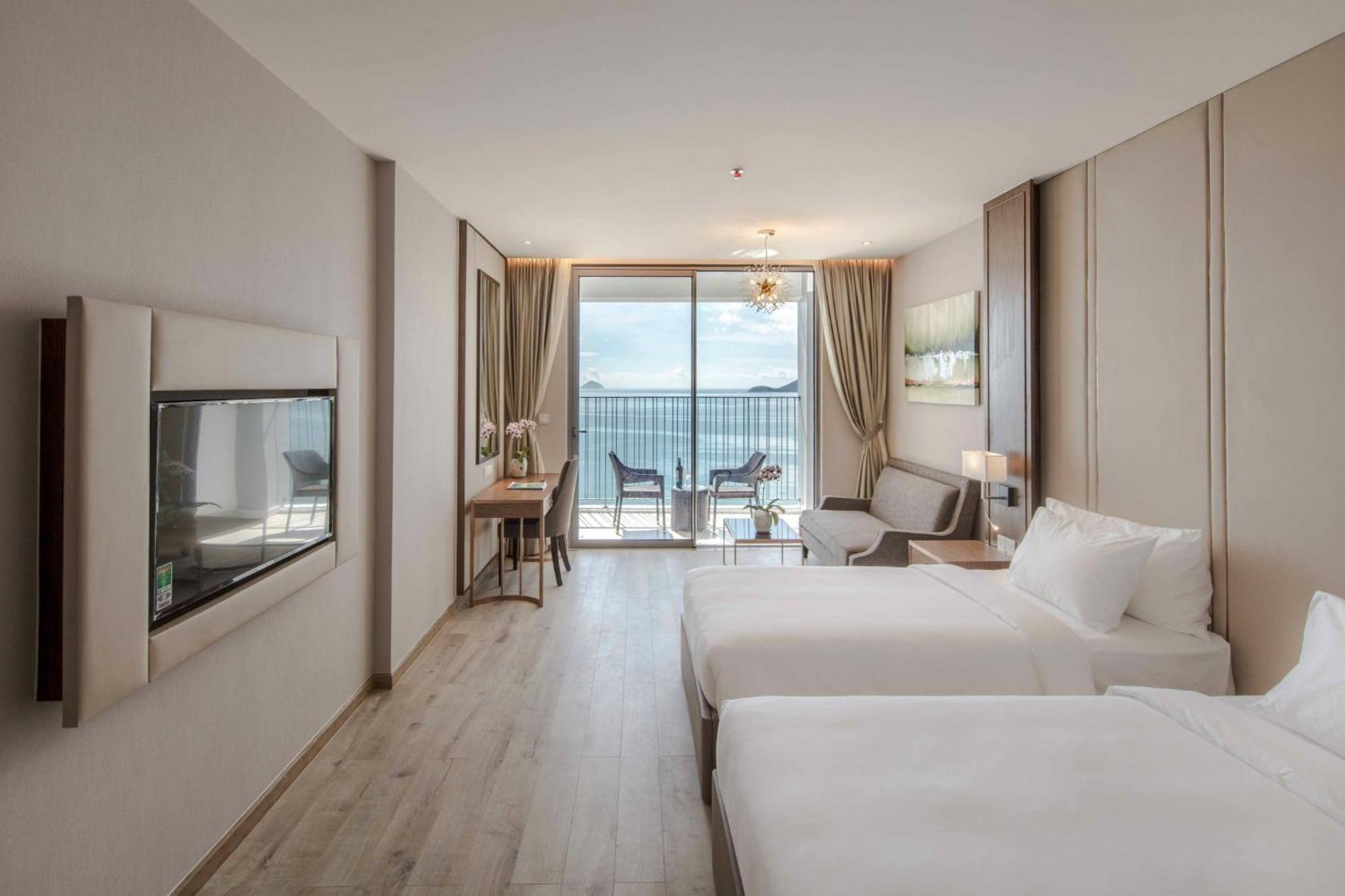 Panorama Oceanfront Suite Нячанг Экстерьер фото